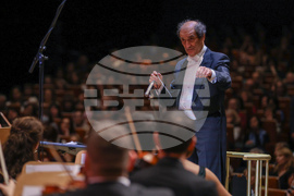 Празничен новогодишен концерт