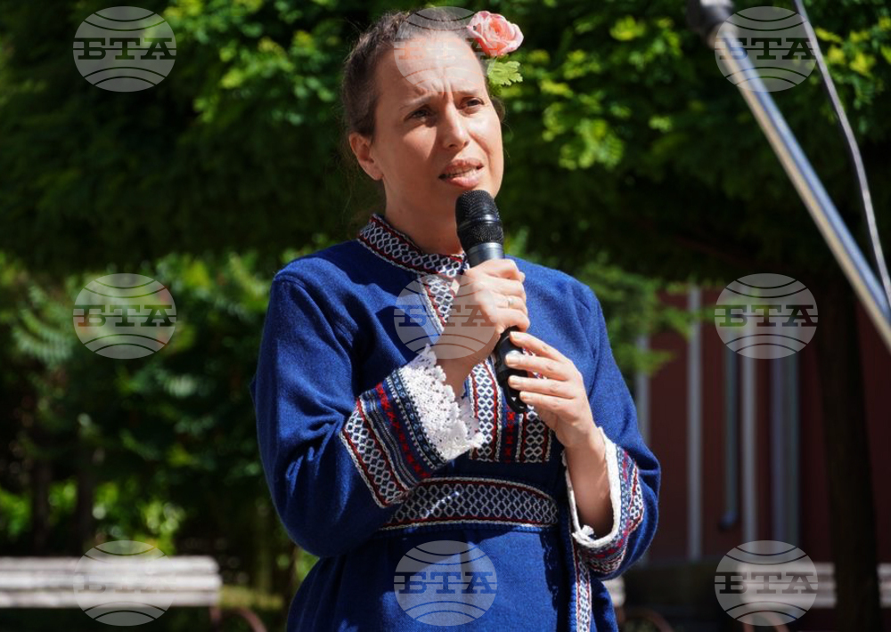 Песни, танци и автентични фолклорни обичаи представиха в Дряново 11 читалищни колектива от Габровска област