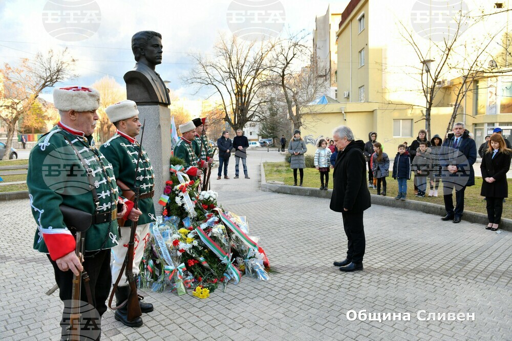 С ритуал пред паметника на Левски в Сливен бяха отбелязани 149 години от гибелта му