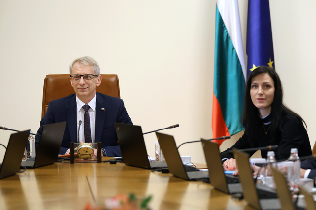 Мария Габриел обяви, че оттегля кандидатурата си за премиер; Николай Денков призова ГЕРБ-СДС да гласуват правителство с министър-председател Габриел и да бъде запазен съставът на Министерски съвет