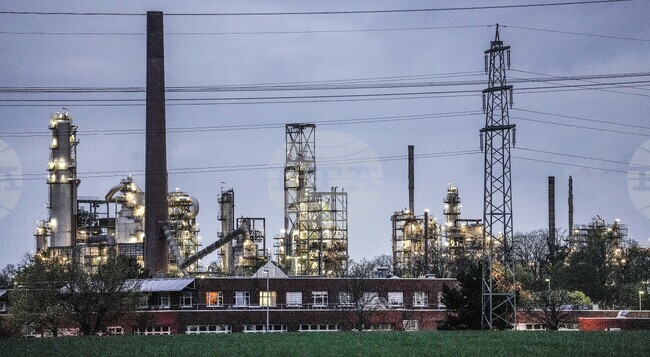 Промишлената активност в еврозоната намалява темпа си на спад за трети пореден месец през март