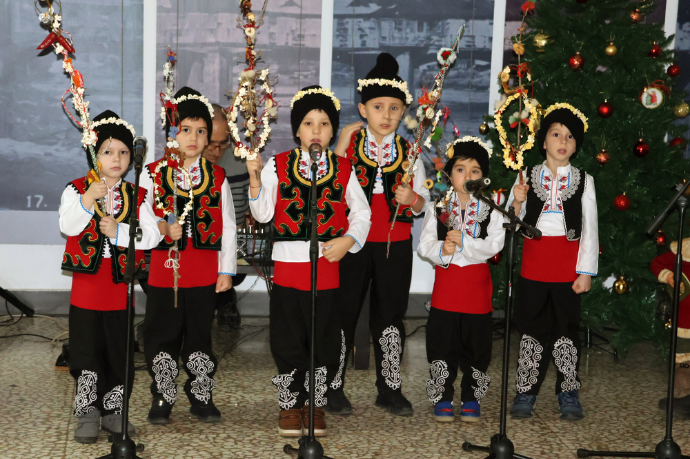 Община Ловеч: Малки сурвакари поздравиха днес общинската администрация с новата година