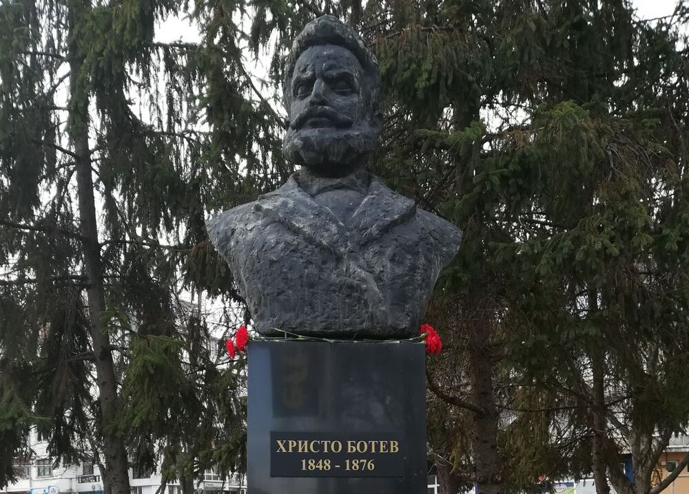 Община Плевен: На 6 януари - честване 176 години от рождението на Христо Ботев, водосвет на знамената на Плевенския гарнизон и спасяване на кръста във водите на река Вит