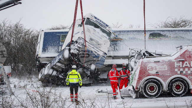 Ниските температури доведоха до проблеми с транспорта и затваряне на училища в цяла Европа 