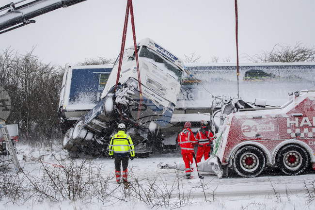 Ниските температури доведоха до проблеми с транспорта и затваряне на училища в цяла Европа 