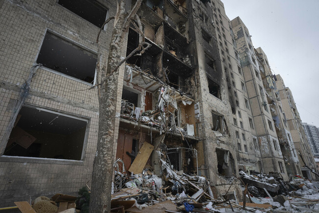 Трима души бяха убити днес при руски обстрел в Украйна, съобщиха местните власти