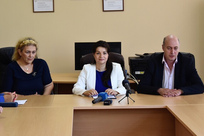 Заместник-председателят на НС Росица Кирова връчи стипендии на първите видински студенти в „Здравни грижи”