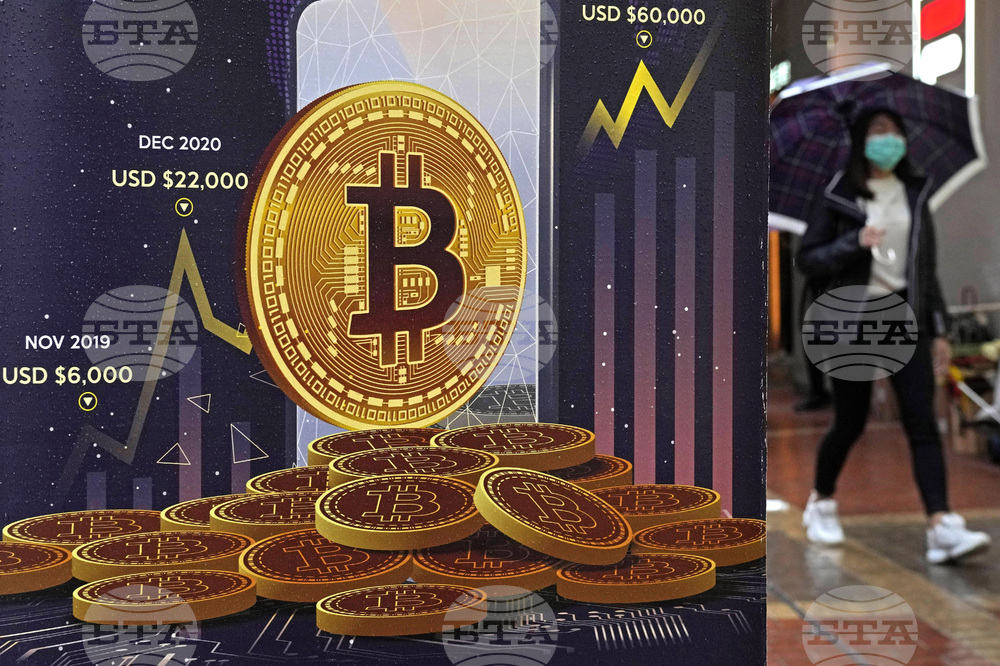 Биткойнът спадна до седмично дъно, етерът загуби 7 на сто