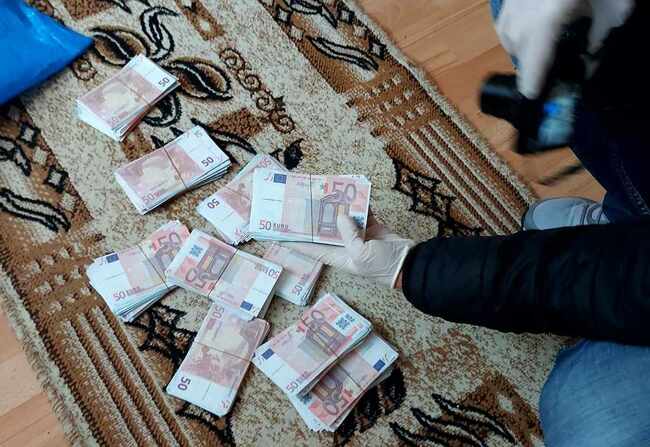 Полицаи иззеха над 970 фалшиви банкноти с номинал 50 евро, след като с подобна банкнота е платено в магазин в Каолиново