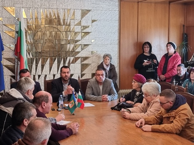 Обитатели на жилищни блокове в Смолян протестират срещу подбора на одобрени проекти за енергийно обновяване на сгради