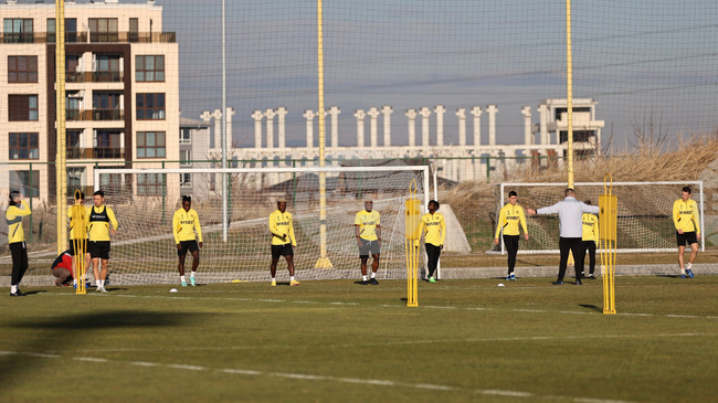 Завърши първата част от реновирането на централния терен на клубната база на Ботев (Пловдив)