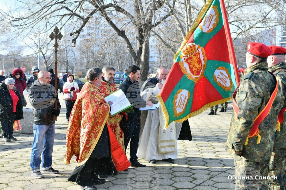 Богоявленският водосвет на бойните знамена на Центъра за подготовка на специалисти ще бъде пред новопостроения храм "Св. Петка" в Сливен