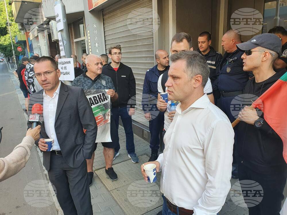 ВМРО блокира входа на дома на Кирил Петков
