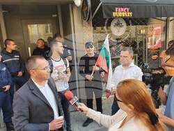 ВМРО блокира входа на дома на Кирил Петков