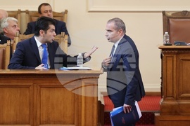 Парламент - извънредно заседание