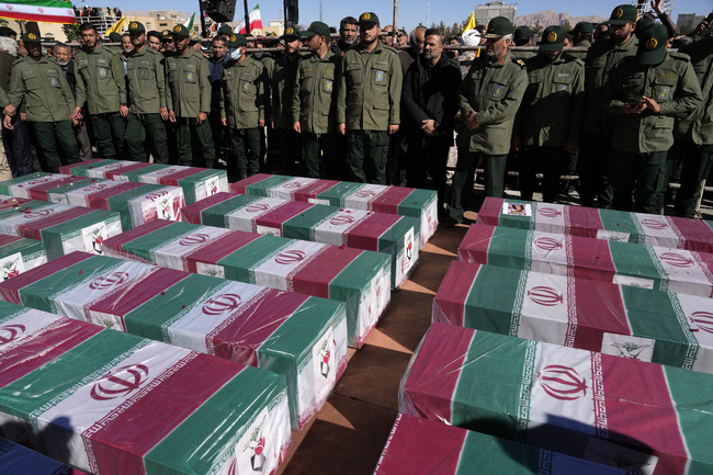 В Иран са били извършени 11 ареста, свързани със самоубийствените атентати преди два дни, открити са и експлозиви