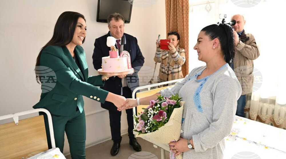 Кметът на Шумен проф. Христо Христов поздрави майката на първото бебе на общината за 2024 г.