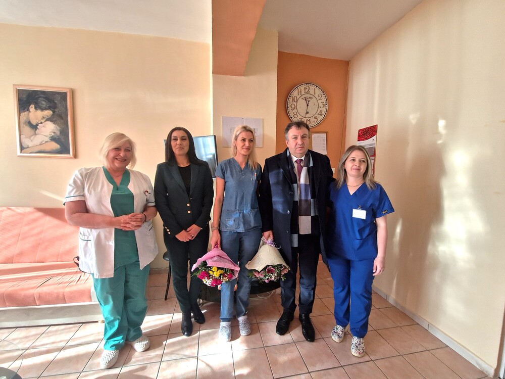 Община Шумен: Първото бебе на Шумен за 2024 г. получи подаръци от кмета проф. Христо Христов 