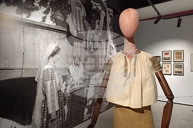 Румъния - “ия” (ia) - традиционна женска блуза