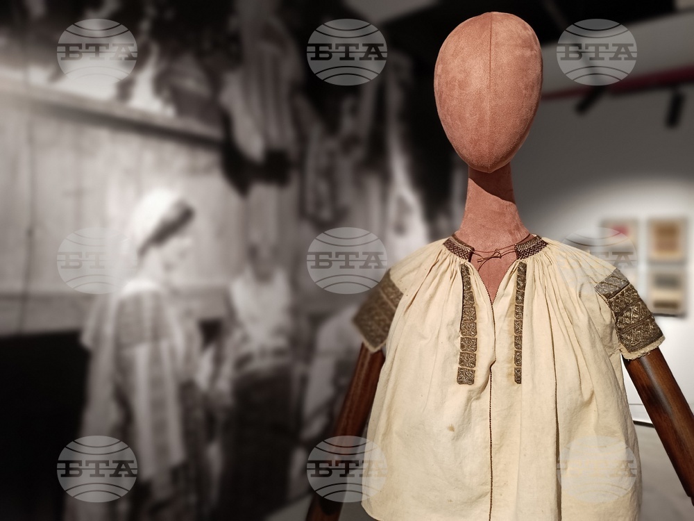 Румъния - “ия” (ia) - традиционна женска блуза