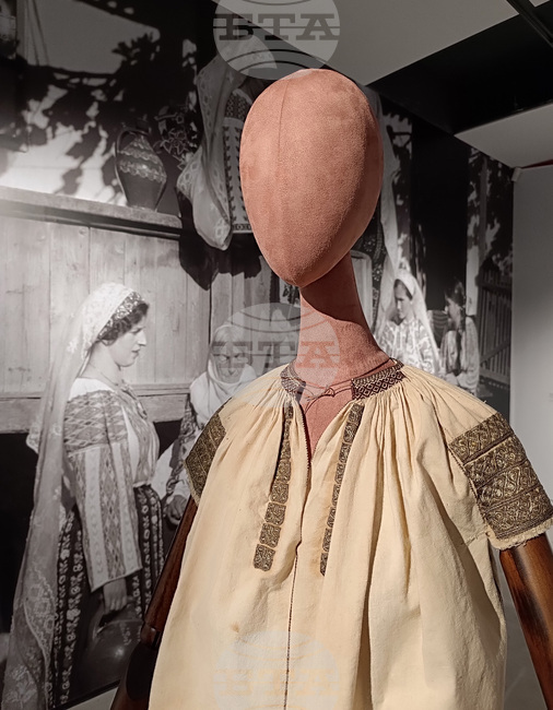 Румъния - “ия” (ia) - традиционна женска блуза