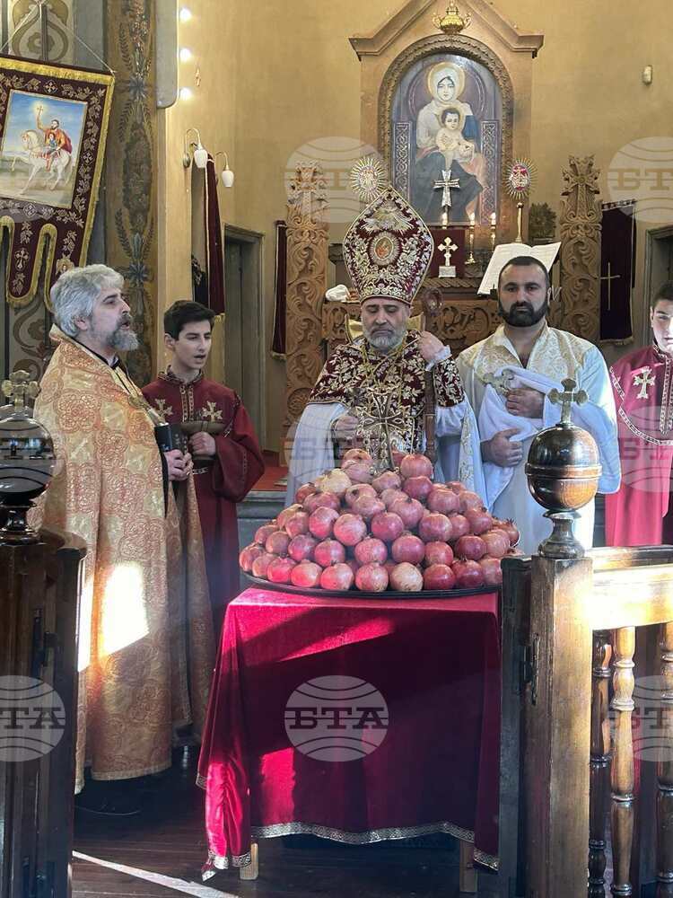 С Епископска литургия арменците във Варна посрещат Рождество