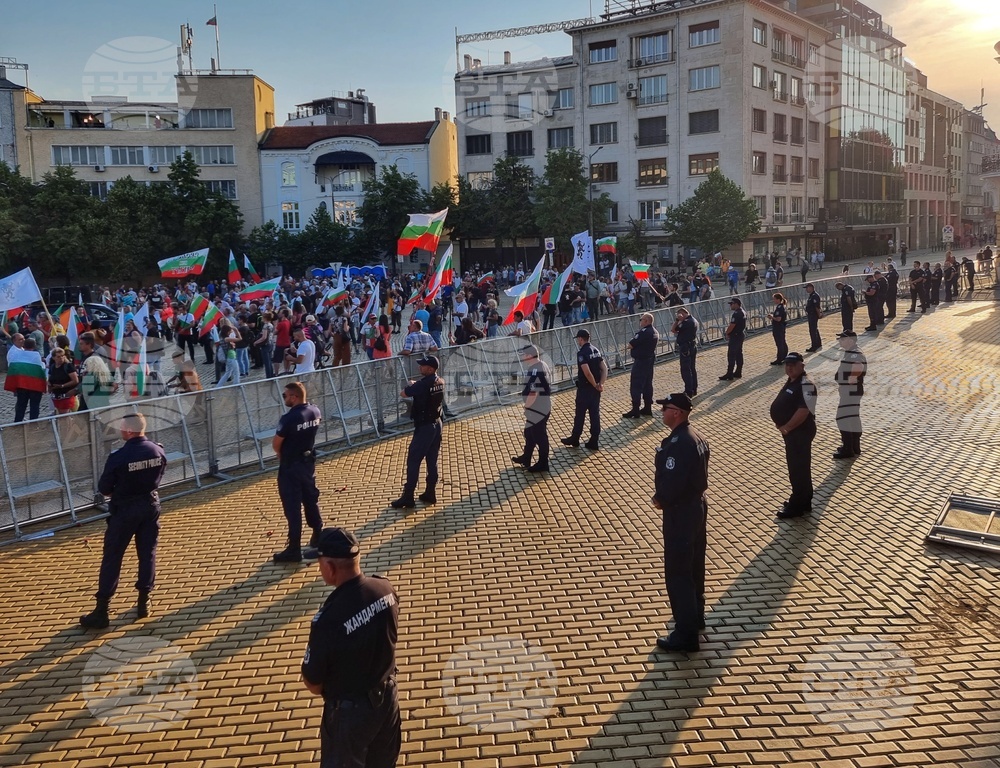 „Възраждане“ - протест - охрана
