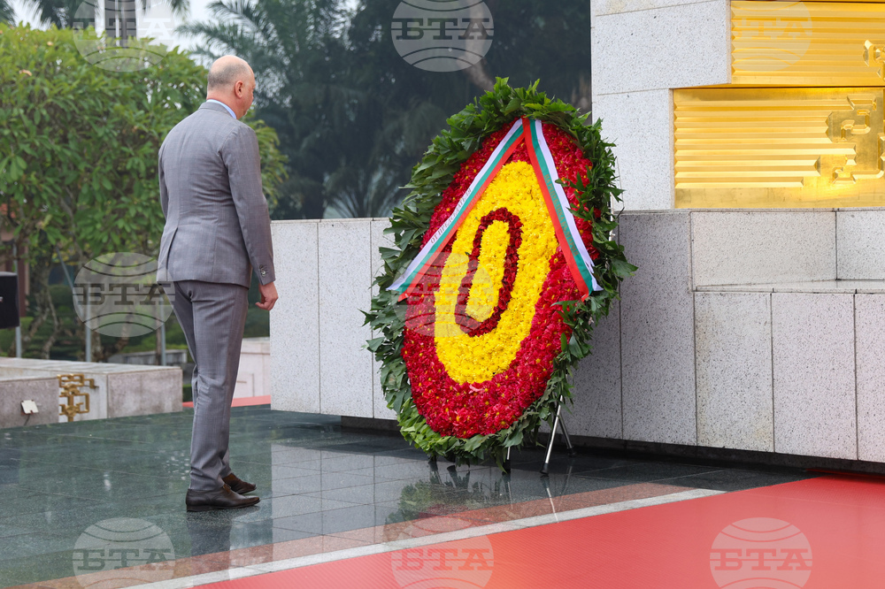 Виетнам - Паметник на героите и мъчениците - полагане на венец - Росен Желязков