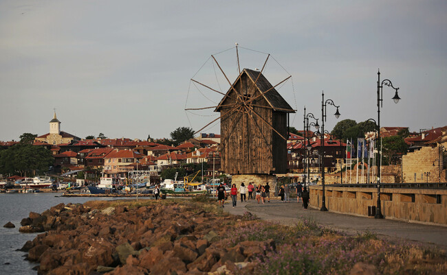 Несебърски художници излизат на протест заради намерения на Общината да закрие художествената галерия в Стария град