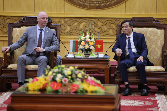 НС: Възможностите за задълбочаване на сътрудничеството между България и Виетнам в областта на туризма обсъди председателят на Народното събрание Росен Желязков със секретаря на комитета на Виетнамската комунистическа партия в провинция Нин Бин Доан Мин Хуан