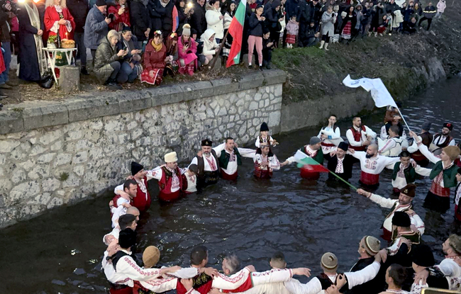 Общо 45 мъже в народни носии влязоха във водите на реката в Шипка и се хванаха на празнично хоро на Богоявление