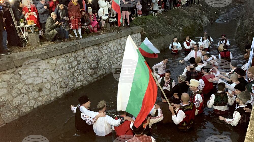 За поредна година в гр. Шипка "спасяват" Богоявленския кръст по изгрев слънце на 6 януари