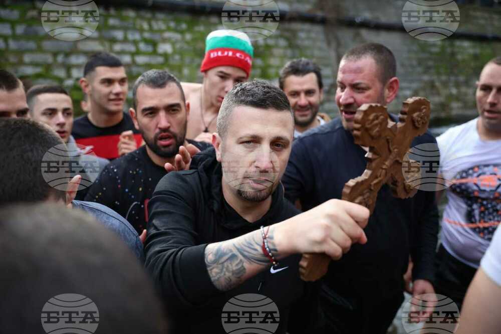 Кирил Димитров от Благоевград извади Богоявленския кръст от водите на река Благоевградска Бистрица