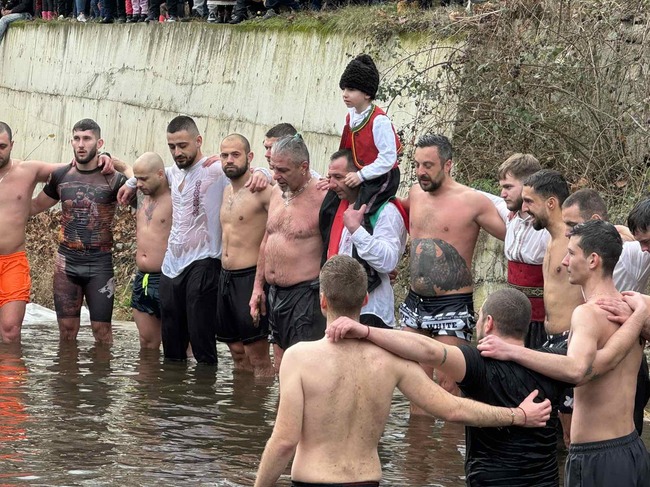 За спасяването на Богоявленския кръст във водите на Старата река в Казанлък се хвърлиха 50 млади мъже
