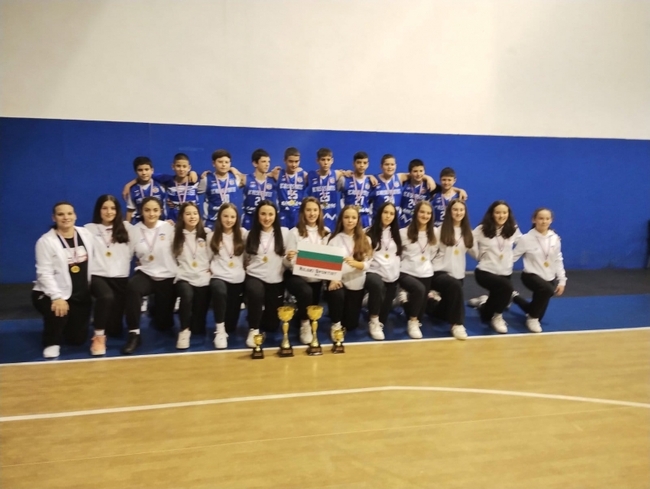 Два състава на Рилски спортист спечелиха в своите възрасти на турнир по баскетбол в Белград