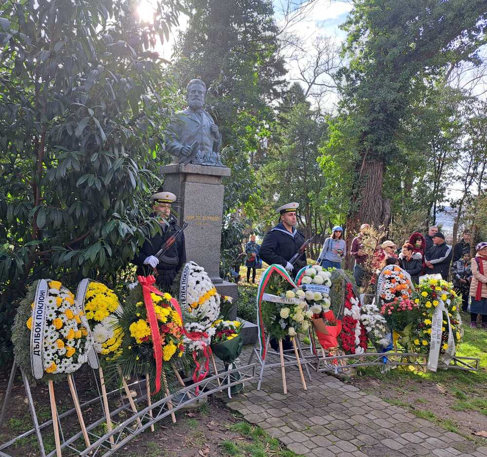 Община Варна: Кметът Благомир Коцев се поклони и положи венец пред паметника на Христо Ботев
