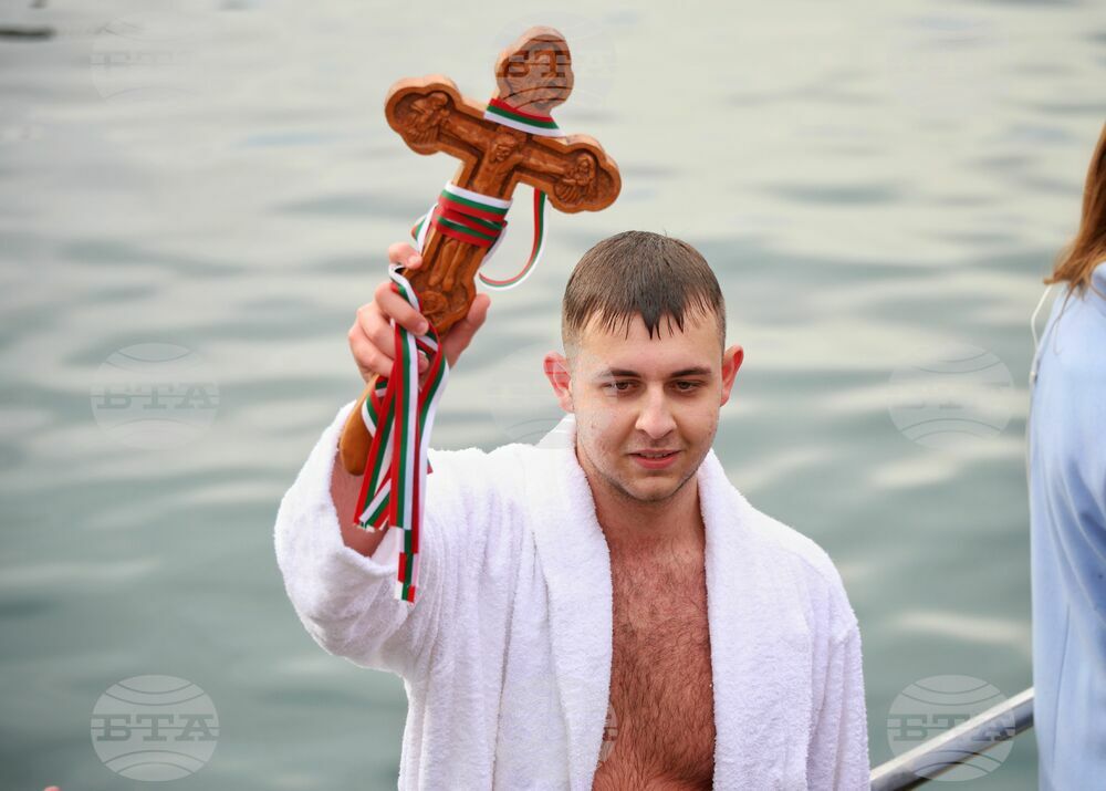 Ученикът Александър Китенов улови кръста в морските води на Бургас