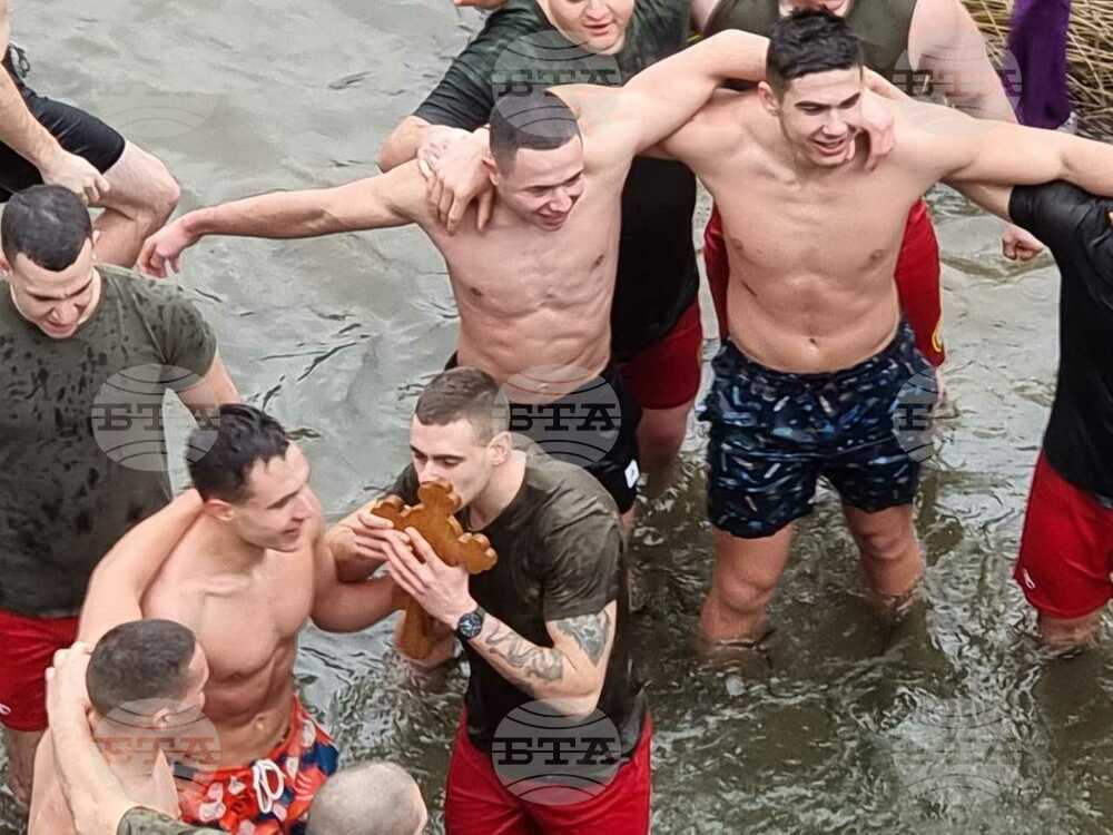 Ученик на 17 години извади Богоявленския кръст от водите на Янтра в подножието на Царевец