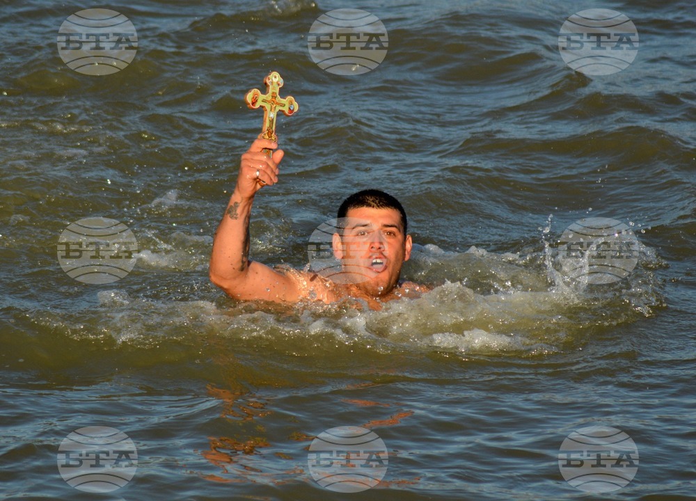 Иван Радев извади за 13-и път Богоявленския кръст от водите на Дунав край Тутракан