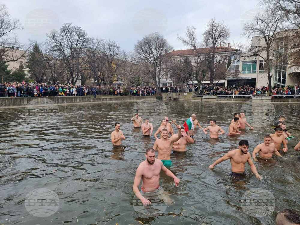 Ученик "спаси" богоявленския кръст в Стара Загора