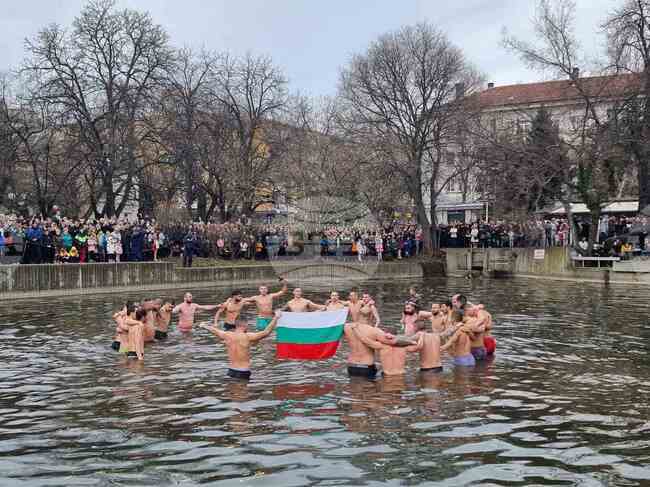 Кметът на Община Гълъбово награждава с 300 лева този, който "спаси" кръста на Богоявление