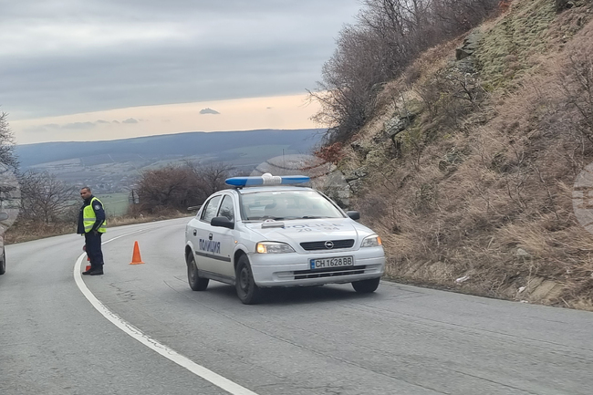 Двама души са загинали при катастрофа край Котел, жена е транспортирана с медицински хеликоптер