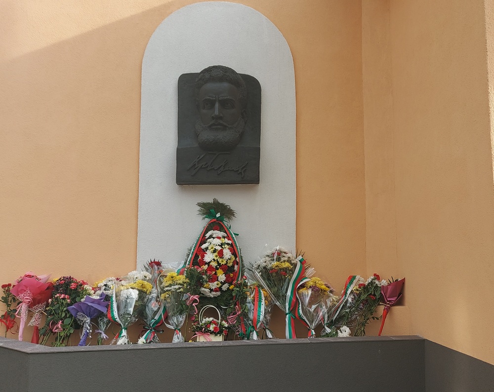 Община Сливен: ОУ „Христо Ботев“ отбеляза 176-годишнината от рождението на поета - революционер