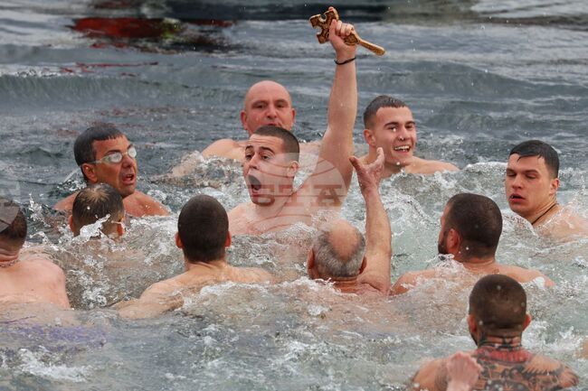 Кръстът за Богоявление ще бъде хвърлен в ледените води на езерото в ж.к. "Дружба" 1 в София