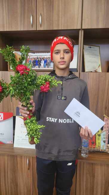 Община Троян: 13 годишният Александър Якимов спаси кръста в Троян