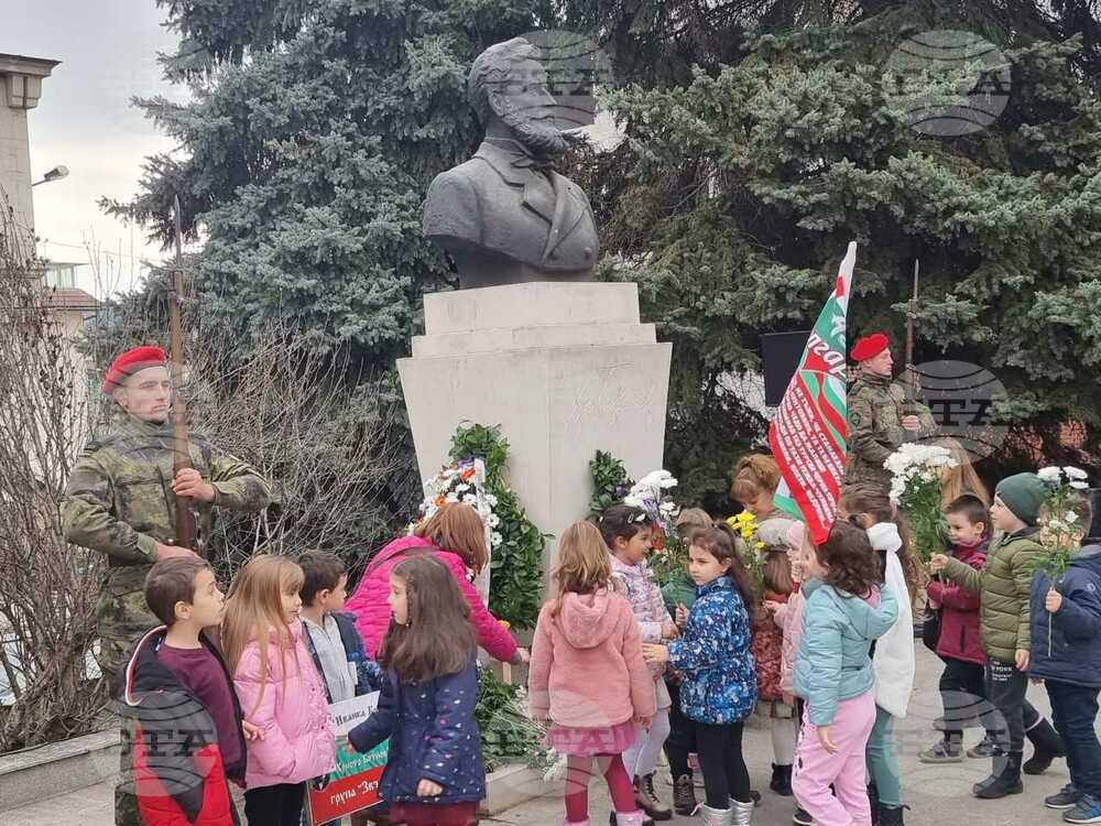 Великотърновци честваха 176 години от рождението на Христо Ботев с военен ритуал