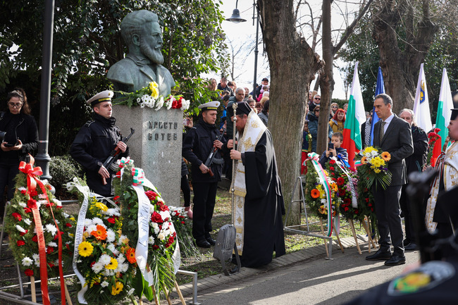 С поднасяне на цветя и венци в Бургас бе отбелязана 176-годишнината от рождението на Христо Ботев