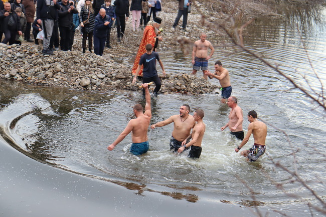Община Хасково: Тихомир Стефанов от Гарваново извади Кръста Господен от водите на реката в селото