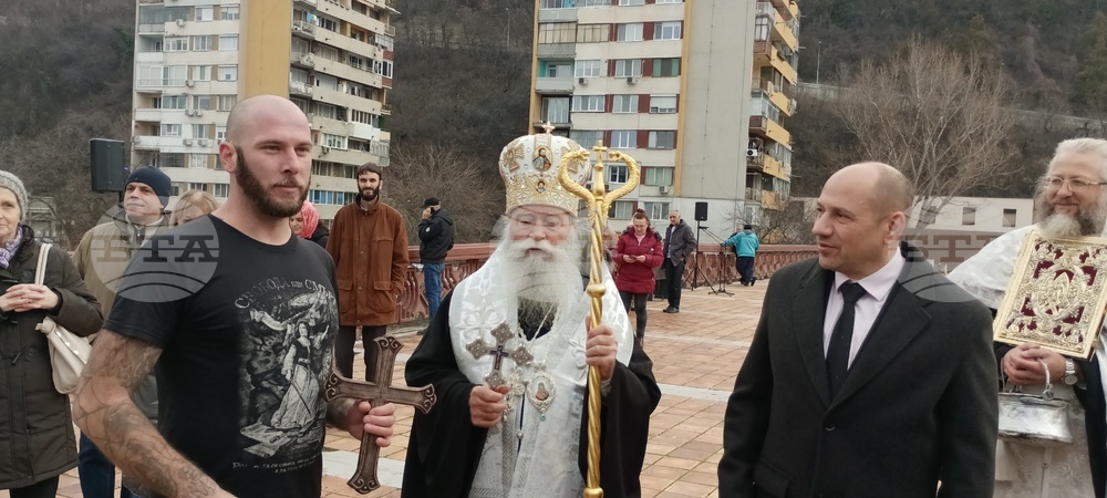 Баща на три деца извади за седми път кръста от река Осъм в Ловеч на Богоявление