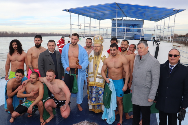 Община Русе: 23-годишният русенец Александър Георгиев извади кръста от река Дунав на Богоявление